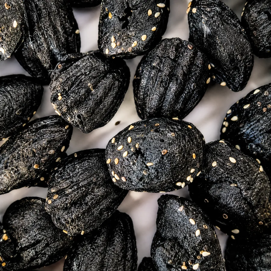 Madeleines artesanais da confeitaria, finalizadas com gergelim